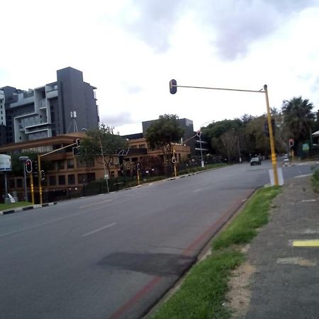 Rosebank Accommodation ヨハネスブルグ エクステリア 写真