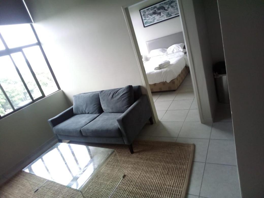 Rosebank Accommodation ヨハネスブルグ エクステリア 写真