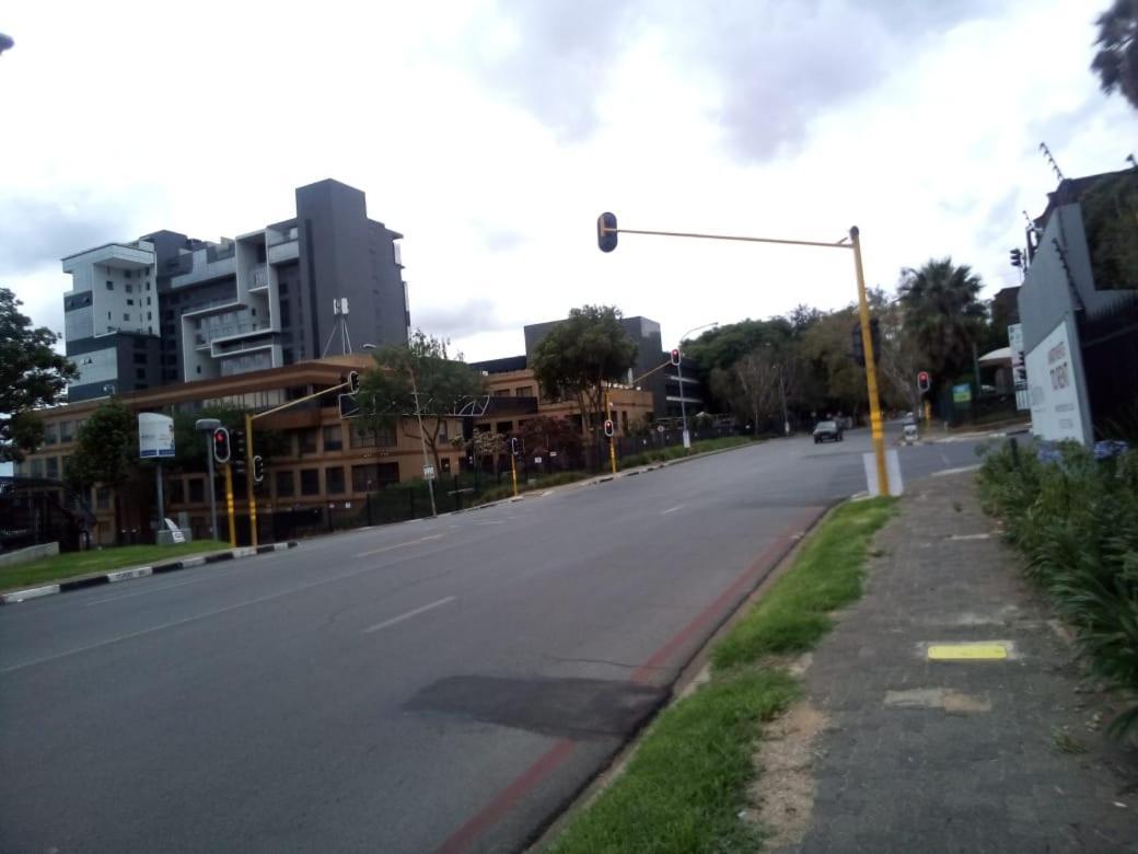 Rosebank Accommodation ヨハネスブルグ エクステリア 写真