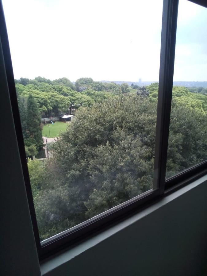 Rosebank Accommodation ヨハネスブルグ エクステリア 写真