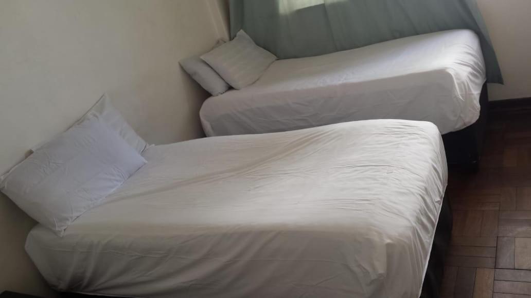 Rosebank Accommodation ヨハネスブルグ エクステリア 写真