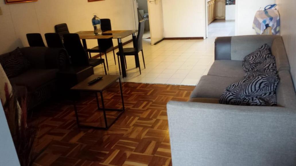 Rosebank Accommodation ヨハネスブルグ エクステリア 写真