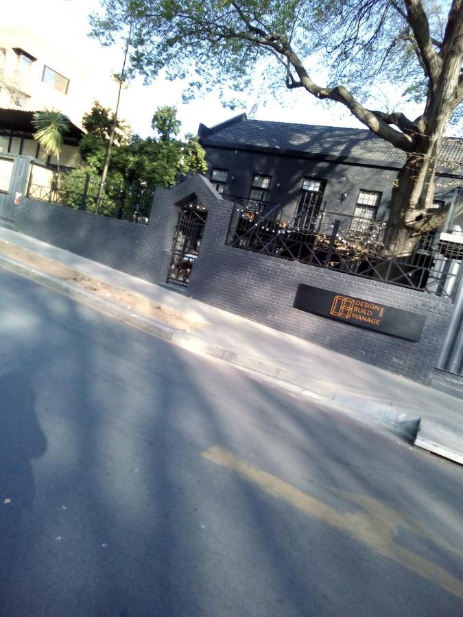 Rosebank Accommodation ヨハネスブルグ エクステリア 写真