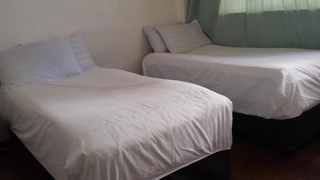 Rosebank Accommodation ヨハネスブルグ エクステリア 写真