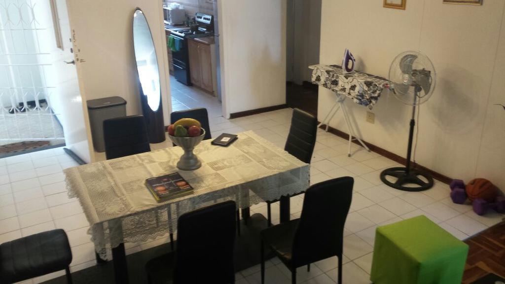 Rosebank Accommodation ヨハネスブルグ エクステリア 写真