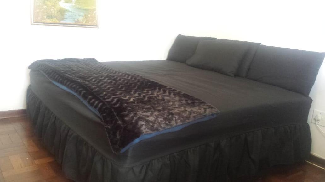 Rosebank Accommodation ヨハネスブルグ エクステリア 写真